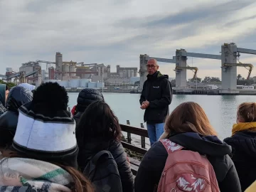 Niños y adolescentes disfrutan de las visitas guiadas a Puerto Quequén