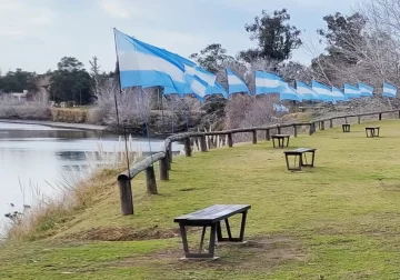 El Paseo de la Ribera se engalana por el Día de la Independencia