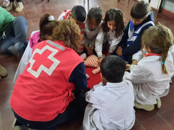 Capacitaciones de la Cruz Roja en escuelas alejadas de la ciudad
