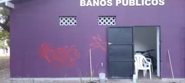 Repudio a pintadas en los baños públicos del parque