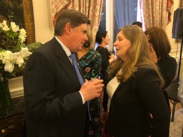 Dialogo de Gargaglione con la embajadora Británica