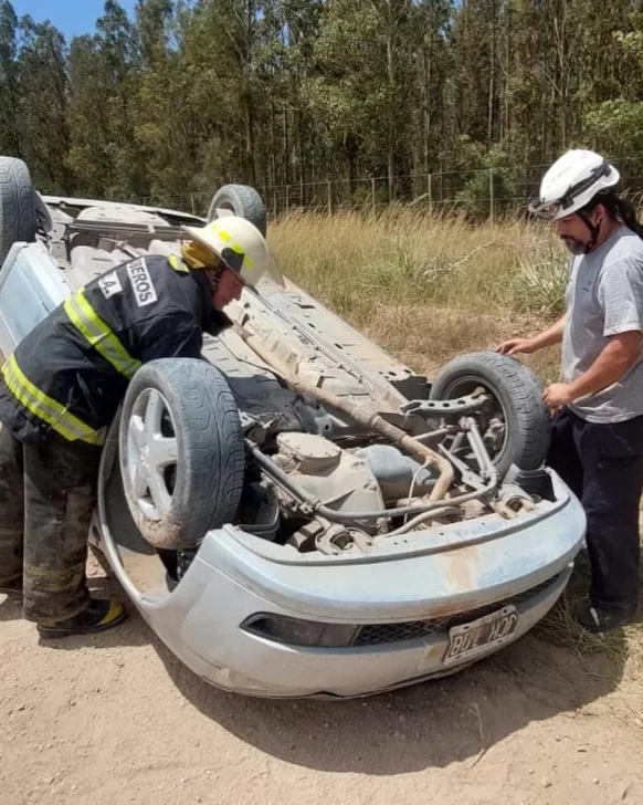 Volcó un auto camino a Las Cascadas