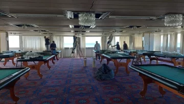 Trabajadores realizan tareas de mantenimiento en la sala de juegos del Casino