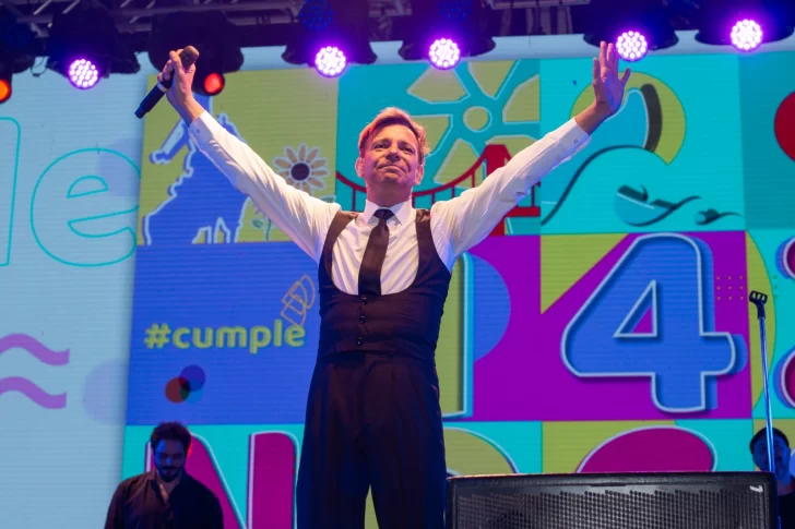 Bossi le dio colorido a estos festejos por el aniversario