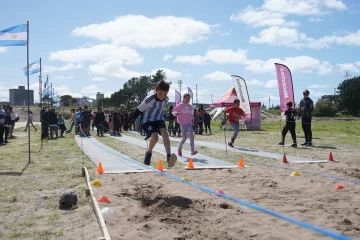 La pista municipal es eje de encuentro para cientos de alumnos en el Interescolar de atletismo