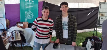 Loberense le hizo una prótesis a un amigo que perdió tres dedos en un accidente