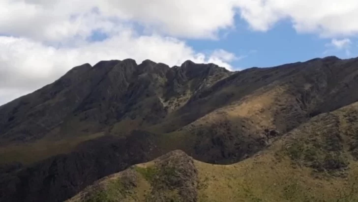 Subía un cerro, se golpeó la cabeza con una roca y murió