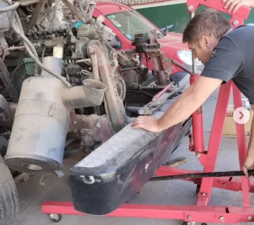 Bomberos trabajan en la recuperación de un autobomba