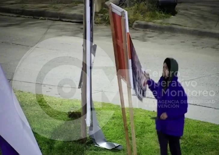 Destrozó con un cuchillo los carteles de campaña de todos los candidatos