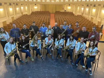 A beneficio de qué entidad se presenta la Senior Big Band