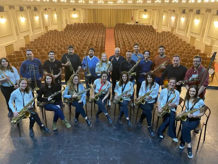 A beneficio de qué entidad se presenta la Senior Big Band