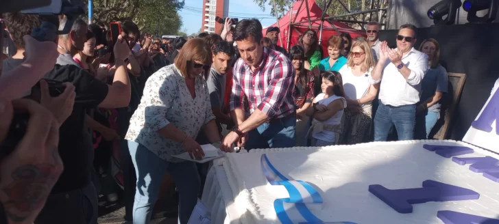 Aniversario de Necochea:Una multitud saboreó la torta de cumpleaños