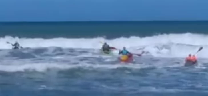 Rescatan a dos kayakisytas del mar