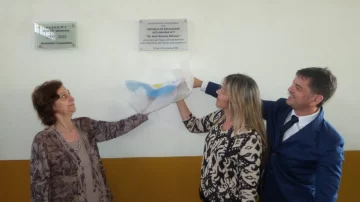 La Secundaria 7 ya luce con orgullo el nombre de Raúl Alfonsín