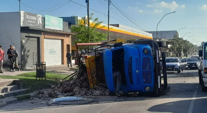Dónde volcó un camión porta contenedores tras chocar contra la vereda