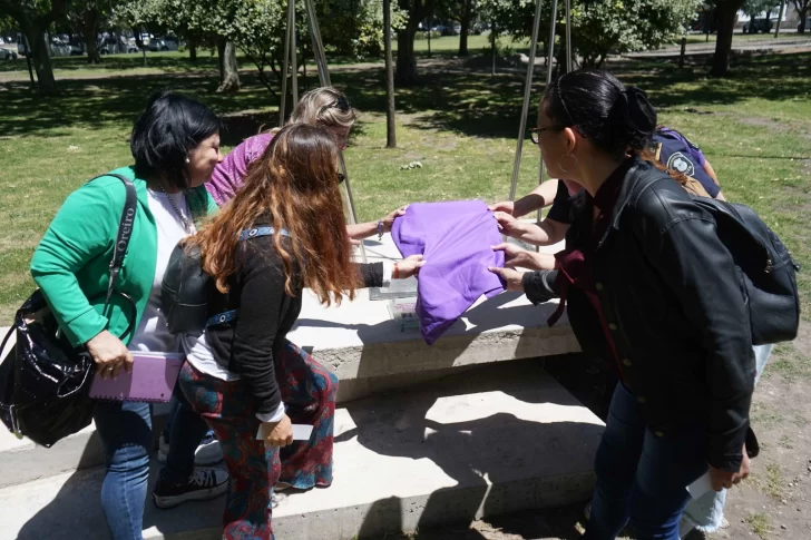 Inauguraron un Banco Rojo en el Barrio Fonavi en recuerdo de los femicidios en nuestro distrito