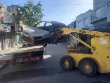 Retiraron los vehículos quemados de la Galería Central