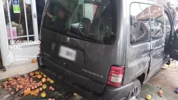Manejaba borracho, chocó contra una verdulería y le sacaron la licencia: mirá el video