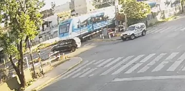 Video impactante: cruzó las vías con la barrera baja y murió una chica de 19 años
