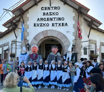 Más de 300 dantzaris llenaron de alegría las calles del centro