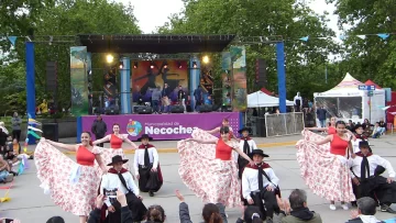 Danzas, música y tradición en la plaza Dardo Rocha