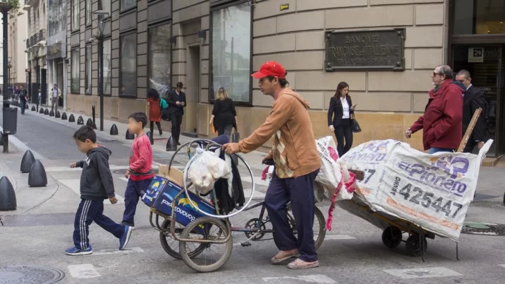 Una familia tipo debe juntar más de $873 mil por mes para no ser pobre
