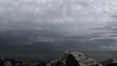 Renuevan la alerta naranja por tormentas fuertes para este martes en Necochea y Quequén