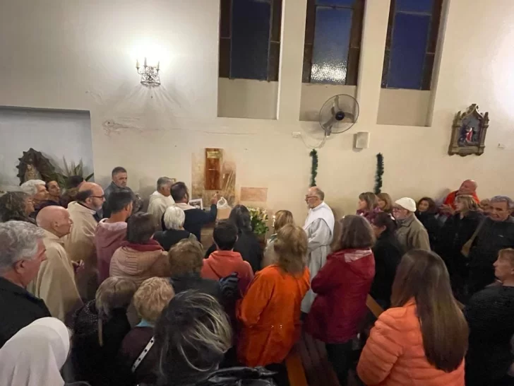 Colocaron las cenizas de Justino Fernández  en al Parroquia de Lourdes