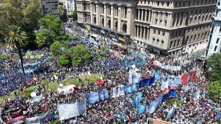 La C G T y organizaciones sociales protestaron en Tribunales contra el DNU de Milei