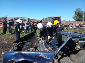 Bomberos se capacitaron en técnicas de rescate vehicular