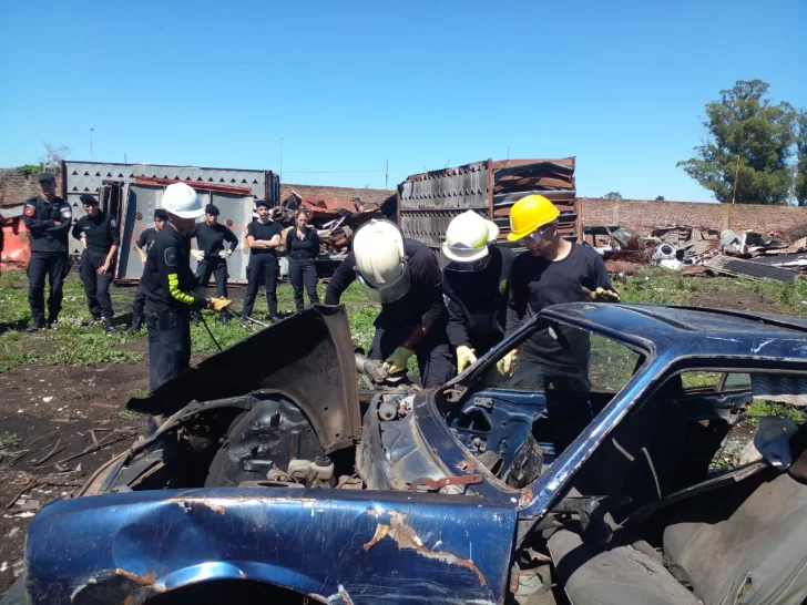 Bomberos se capacitaron en técnicas de rescate vehicular