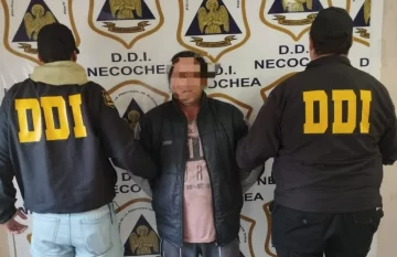 Se entregó en la DDI un sujeto imputado por una violación