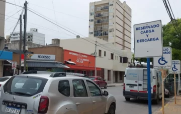 Señalizaron los sectores de carga y descarga de mercadería en la Villa Balnearia