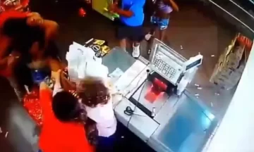 Piñas, tirones de pelo y escobazos en un almacén por el precio de las galletitas