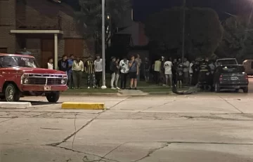 Se encuentra grave la mujer que fue impactada por una camioneta