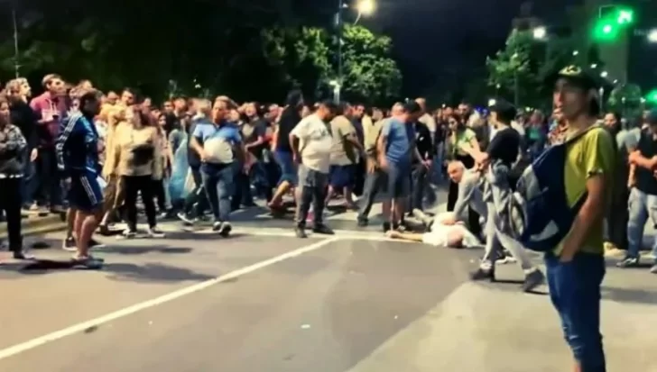Murió un hombre en un cacerolazo en contra de las medidas de Milei