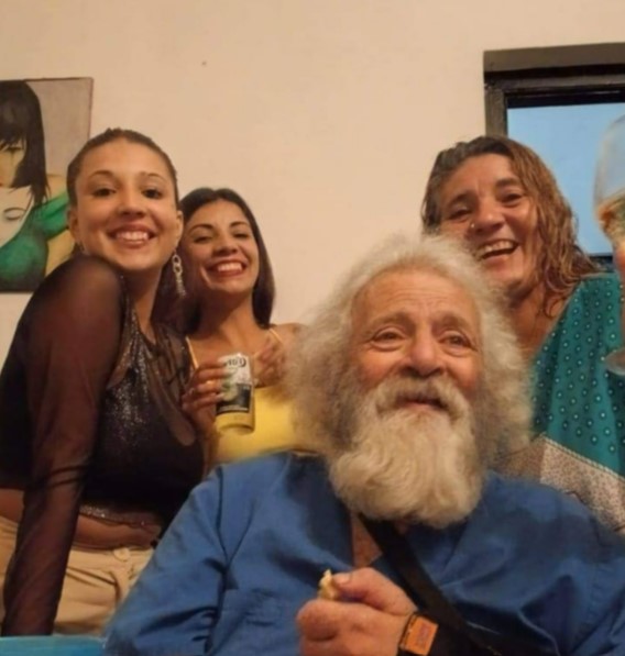 Compartieron la cena Navideña con un abuelo que fue abandonado por su familia