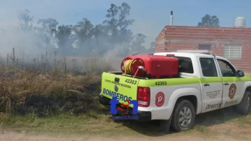 Se extiende el incendio de pastizales en la zona 53 y 102 Bis