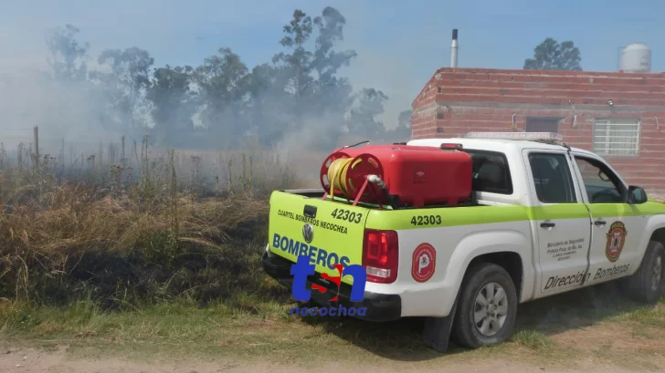 Se extiende el incendio de pastizales en la zona 53 y 102 Bis