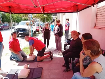 “Tus manos pueden salvar vidas”: Cruz Roja sigue con talleres gratuitos en la comunidad
