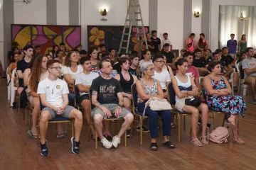 Concurrida charla a conductores principiantes