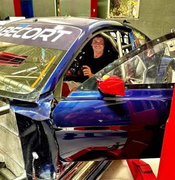 Juan Bautista arranca con un Mustang