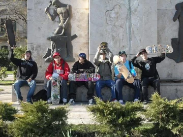 Arregla computadoras de la basura y busca a los dueños de unas fotos que encontró en el disco