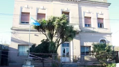 Atacó con un hacha la casa de un policía en Quequén, forcejeó con él y terminó detenido