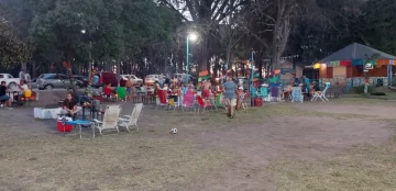 El asadito en los fogones del parque sigue siendo uno de los clásicos del verano