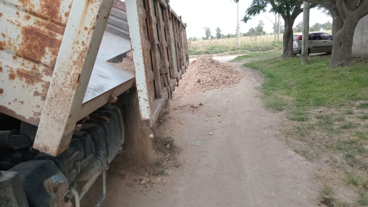 Mejoran calles con trabajos de engranzado y entoscado