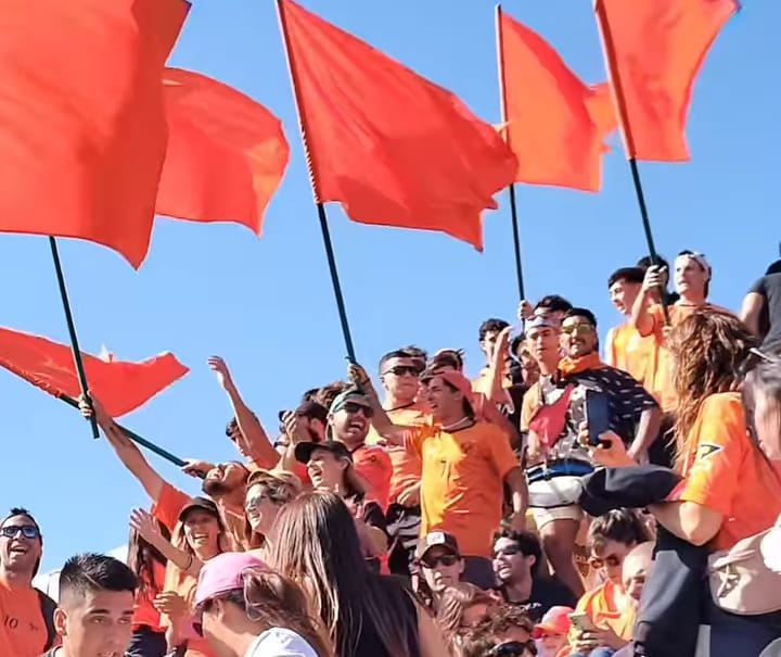 Quiénes son los tres hinchas de Villa D.V. que se llevaron la peor parte al caer desde la tribuna visitante