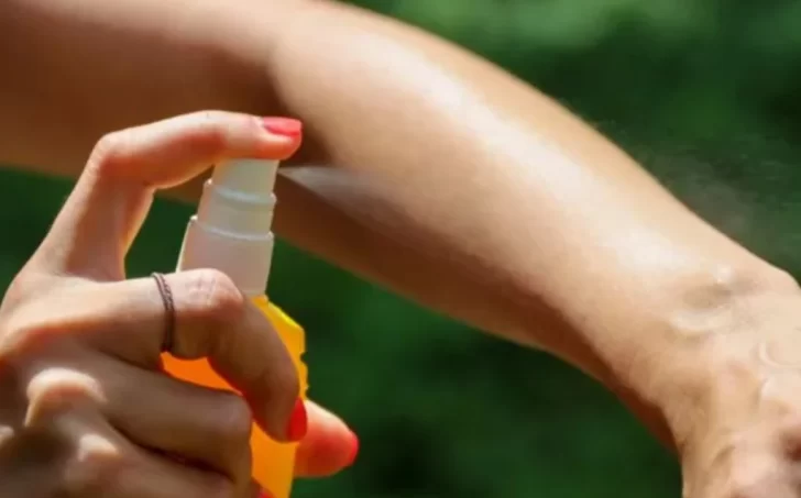 ¿Bronceador o repelente? El orden correcto para protegerte del sol y de los mosquitos