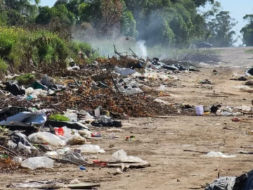 Basural a cielo abierto y quema clandestina en 90 y 43