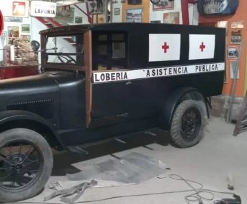 Trabajan en la restauración de la primera ambulancia que tuvo Lobería